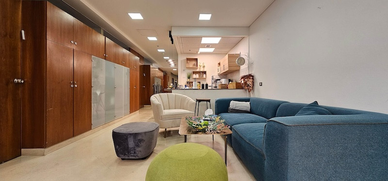 לאונג משרד להשכרה עם מרפסת במגדל פלטיניום, 887 מ״ר, ת״א