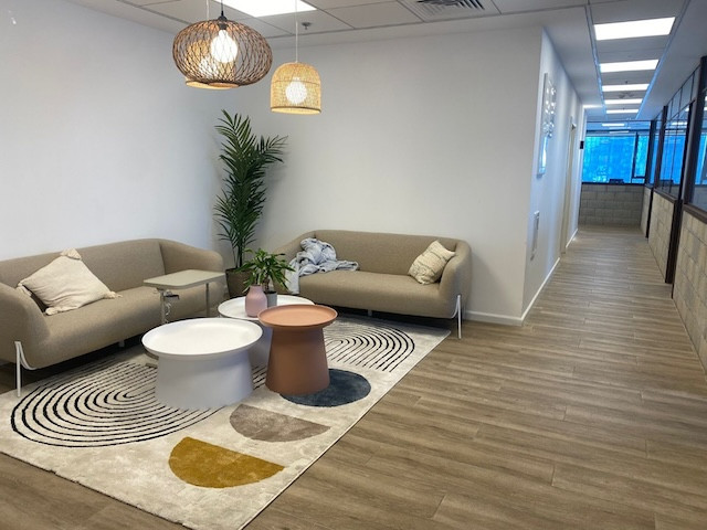 לאונג משרד להשכרה עם ריהוט במגדלי אלון ת״א 384-955 מטר