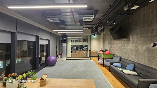 לאונג משרד מרוהט להשכרה במגדלי חג׳ג׳ 400 מ״ר