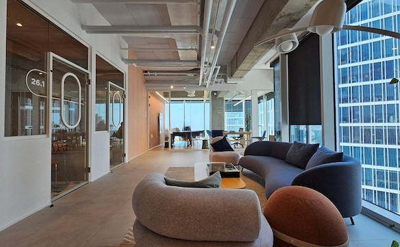 לאונג משרד מרוהט עם מרפסת במגדל סקיי תל אביב, 450 מ״ר