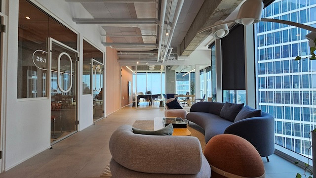 לאונג משרד מרוהט עם מרפסת במגדל סקיי תל אביב, 450 מ״ר