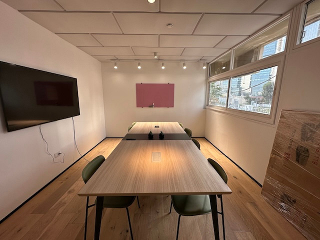 לאונג משרד עם מרפסת להשכרה בבית קלקא, (PrettyDamnQuick) ת״א