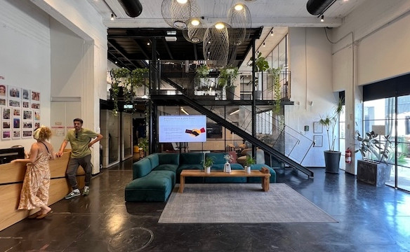 לאונג משרד קרקע גדול ומרוהט עם חצר בשכונת מונטיפיורי להשכרה