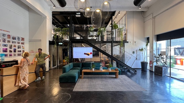 לאונג משרד קרקע גדול ומרוהט עם חצר בשכונת מונטיפיורי להשכרה