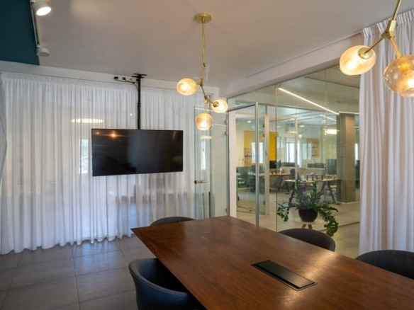 להשכרה בסמוך לרוטשילד - חדר ישיבות גדול