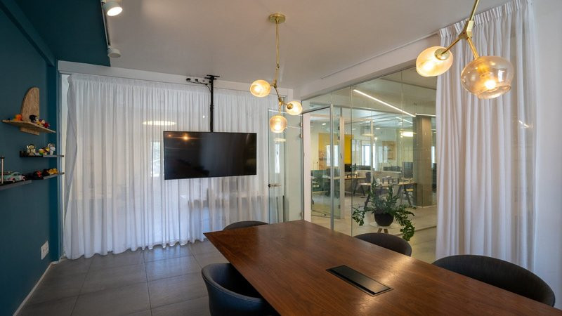 להשכרה בסמוך לרוטשילד - חדר ישיבות גדול