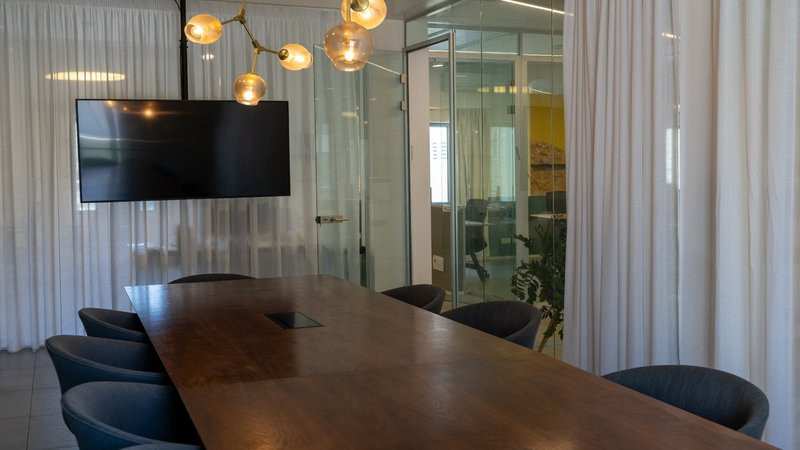 להשכרה בסמוך לרוטשילד - חדר ישיבות