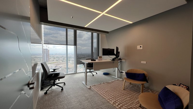להשכרה משרד גדול בתאומי רובינשטיין - משרד מנהל עם נוף