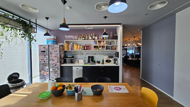 מטבח להשכרה במגדלי הארבעה בת״א, משרד עם מרפסת ומרוהט 750 מ״ר