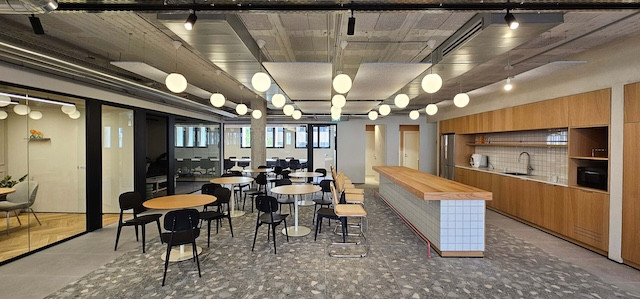 מטבח משרד 507 מ״ר עם מרפסת להשכרה בבית ביפר, SWITCHUP, הבורסה ר״ג