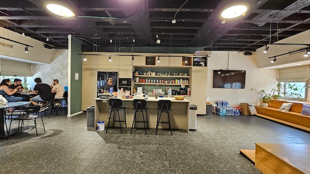 מטבח משרד גדול עם מרפסת להשכרה בחשמונאים ת״א עם מרפסת