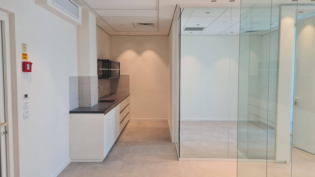 מטבח משרד להשכרה 100 מ״ר באקרו סביון, קריית אונו