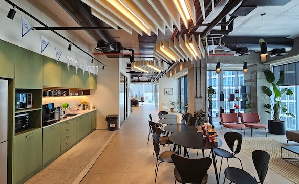 מטבח משרד להשכרה מרוהט עם מרפסת במגדל סקיי המבוקשת 380 מ״ר