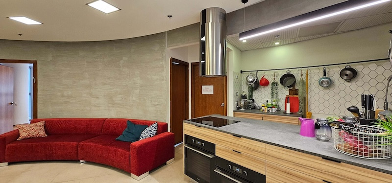 מטבח משרד להשכרה עם מרפסת במגדל פלטיניום, 887 מ״ר, ת״א