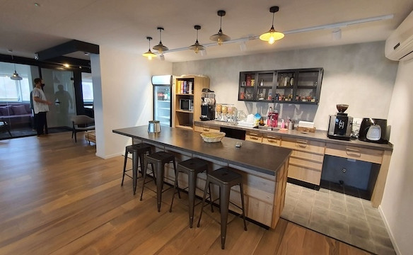 מטבח משרד מרוהט להשכרה בבית יכין, שרונה ת״א, 280-315 מטר