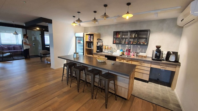 מטבח משרד מרוהט להשכרה בבית יכין, שרונה ת״א, 280-315 מטר