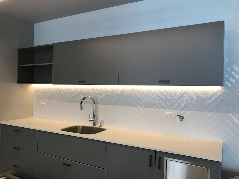 מטבח משרד מרוהט להשכרה במגדלי אלון בתל אביב, 400 מטר