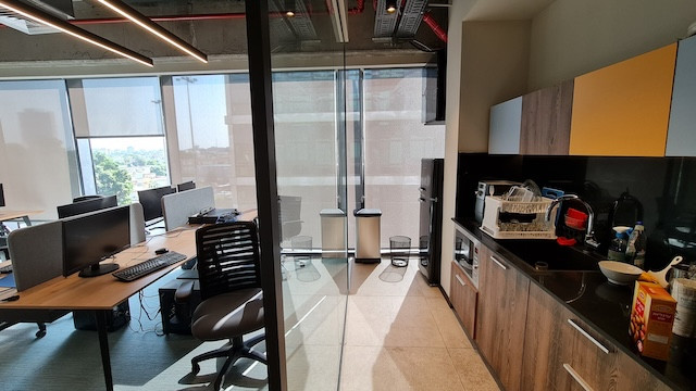 מטבח משרד מרוהט להשכרה במגדלי חג׳ג׳ 400 מ״ר