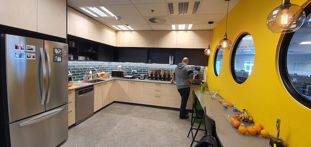 מטבח משרד מרוהט להשכרה במגדלי עזריאלי, 390 מ״ר