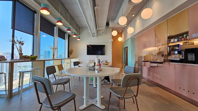 מטבח משרד מרוהט עם מרפסת במגדל סקיי תל אביב, 450 מ״ר