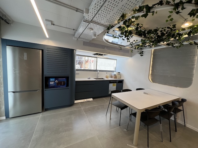 מטבח משרד מרוהט עם מרפסת להשכרה בתל אביב, עין זיתים 4, 250-500 מ״ר