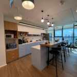 מטבח משרד מרוהט עם נוף לים להשכרה בבית רובינשטיין תל אביב