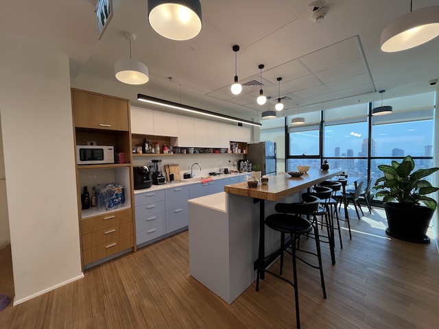 מטבח משרד מרוהט עם נוף לים להשכרה בבית רובינשטיין תל אביב