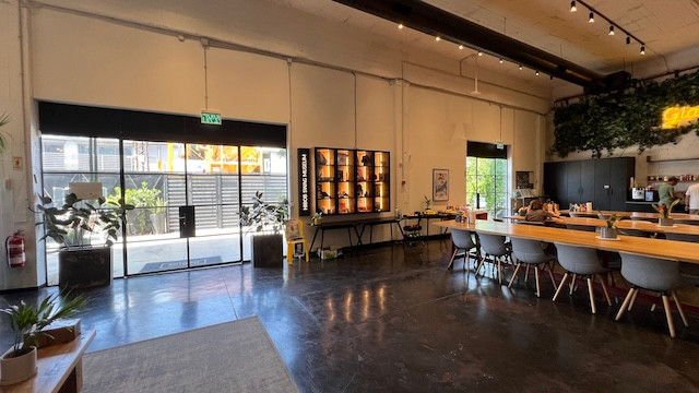 מטבח משרד קרקע גדול ומרוהט עם חצר בשכונת מונטיפיורי להשכרה