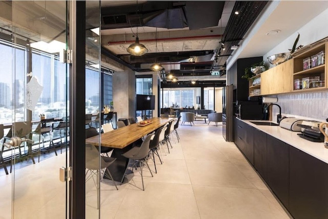 מטבחון משרד להשכרה עם מרפסת במגדל סוזוקי ת״א, קומה 8, 400 מ״ר (Cervello)