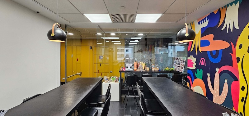 מטבחון משרד להשכרה עם מרפסת בתל אביב, מגדל פלטיניום, רח׳ הארבעה, שרונה