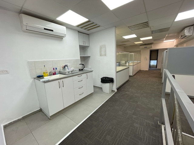 מטבחון משרד קרקע להשכרה בבית אריאל, 140 מטר