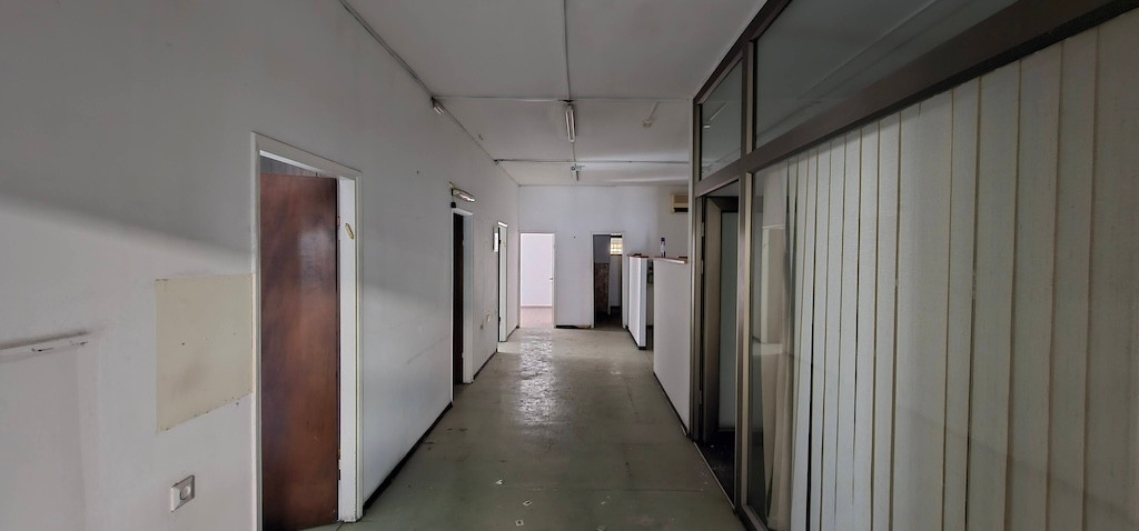 מסדרון בניין עצמאי להשכרה עם מרפסת בת״א 660-1280 מטר