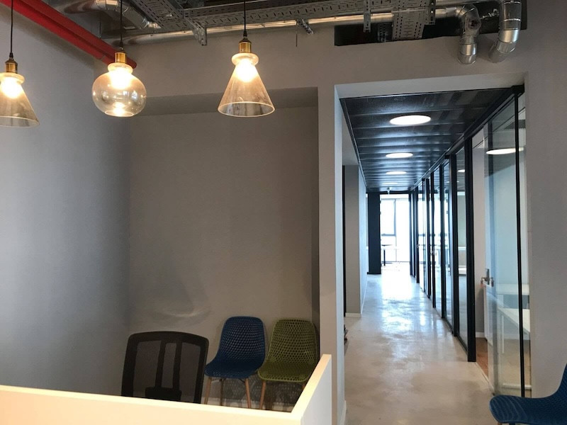 מסדרון משרד מרוהט להשכרה במגדלי אלון בתל אביב, 400 מטר