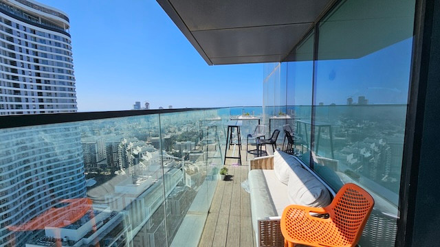 מרפסת להשכרה במגדלי הארבעה בת״א, משרד עם מרפסת ומרוהט 750 מ״ר