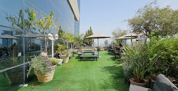 מרפסת משרד להשכרה במגדל פלטיניום שרונה עם מרפסת