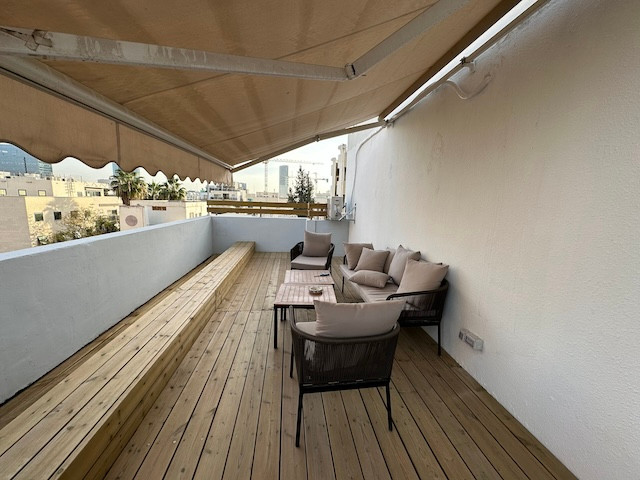 מרפסת משרד עם מרפסת להשכרה בבית קלקא, (PrettyDamnQuick) ת״א