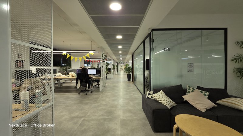 משרד גדול במונטיפיורי - עמדות עבודה