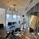 משרד מרוהט במגדל WE - חדר ישיבות גדול