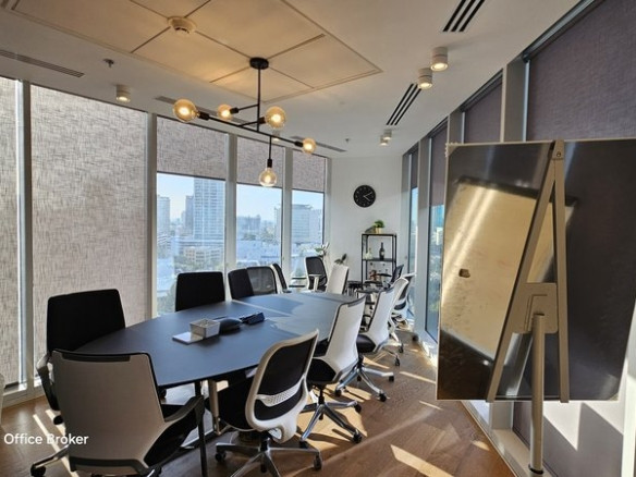 משרד מרוהט במגדל WE - חדר ישיבות גדול