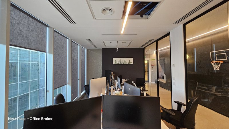 משרד מרוהט במגדל WE - חדר צוות עמדות עבודה