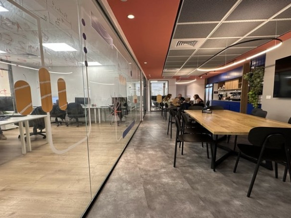 משרד מרוהט עם מרפסת במונטיפיורי - פינות ישיבה