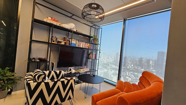 סלון להשכרה במגדלי הארבעה בת״א, משרד עם מרפסת ומרוהט 750 מ״ר