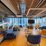 סלון משרד מרוהט גדול עם מרפסת להשכרה במגדל סקיי חסן ערפה ת״א