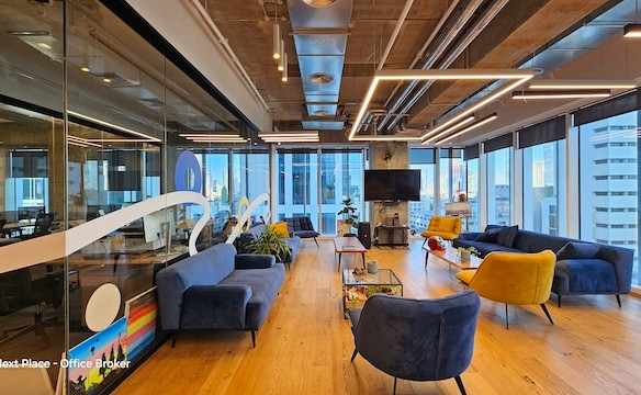 סלון משרד מרוהט גדול עם מרפסת להשכרה במגדל סקיי חסן ערפה ת״א