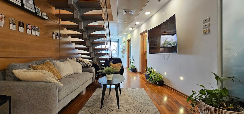 ספה משרד להשכרה במגדל פלטיניום שרונה עם מרפסת