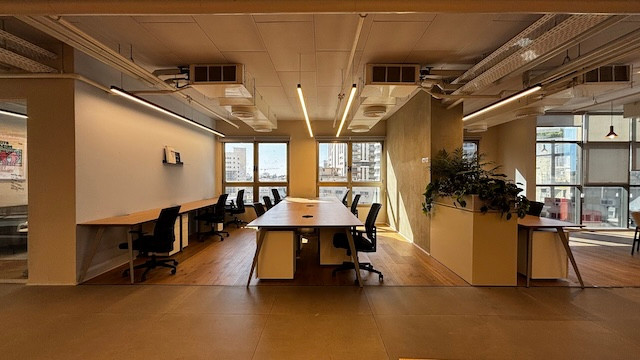 עמדות אופן משרד מרוהט להשכרה 650 מ״ר בבית ויקטוריה