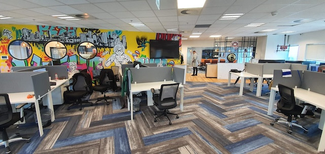 עמדות עבודה משרד מרוהט להשכרה במגדלי עזריאלי, 390 מ״ר