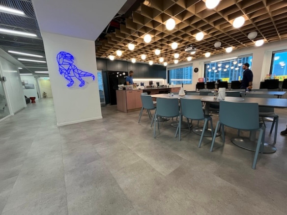 פינת ישיבה משרד גדול להשכרה במגדל פז בבורסה, 525-909 מ״ר