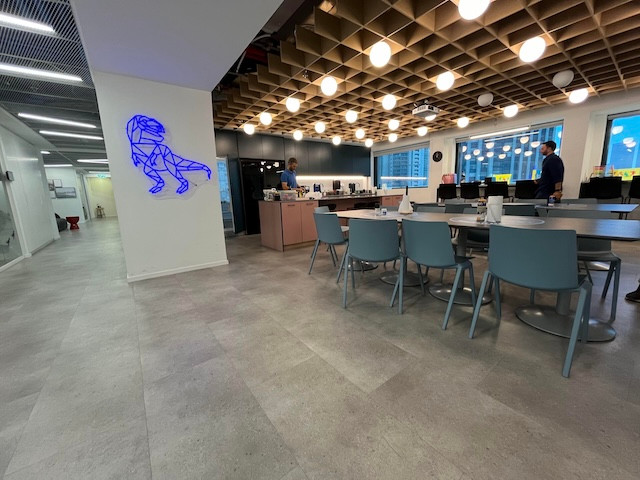 פינת ישיבה משרד גדול להשכרה במגדל פז בבורסה, 525-909 מ״ר