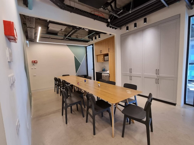 פינת ישיבה משרד להשכרה במגדלי אלון תל אביב 400 מ״ר